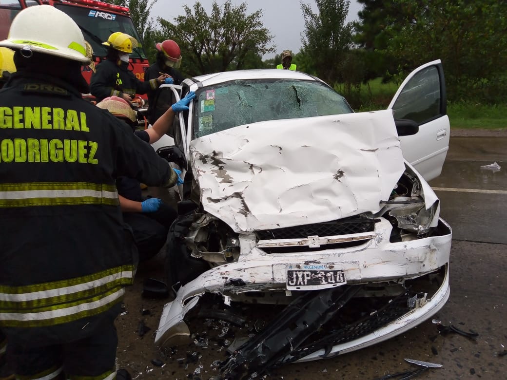 Violento choque entre dos autos sobre la Ruta 24