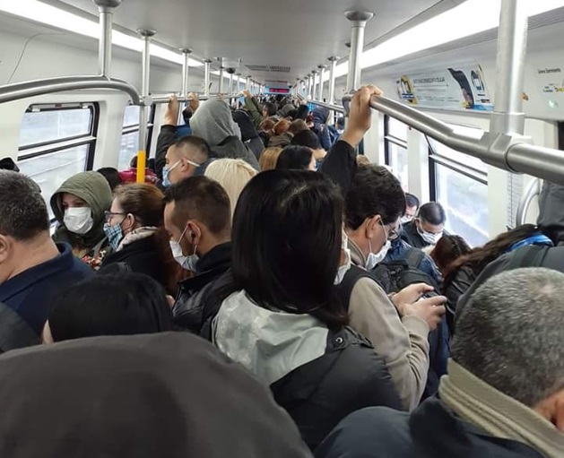 Hacinamiento y riesgo de contagio: la postal de esta mañana en el tren Sarmiento