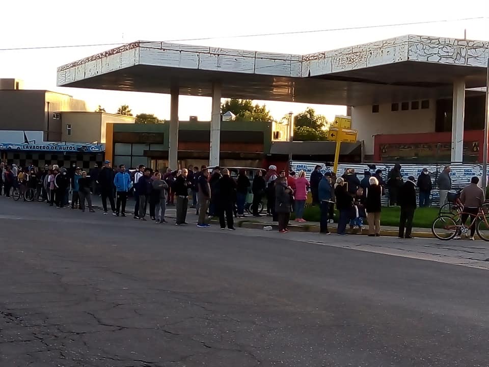 Por el nuevo caos de gente, los bancos abrirán sábado y domingo