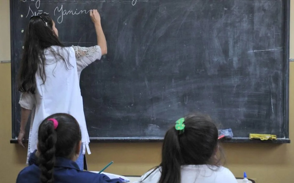 Lanzan programa para que docentes y auxiliares sin cargos puedan tomar horas durante la cuarentena