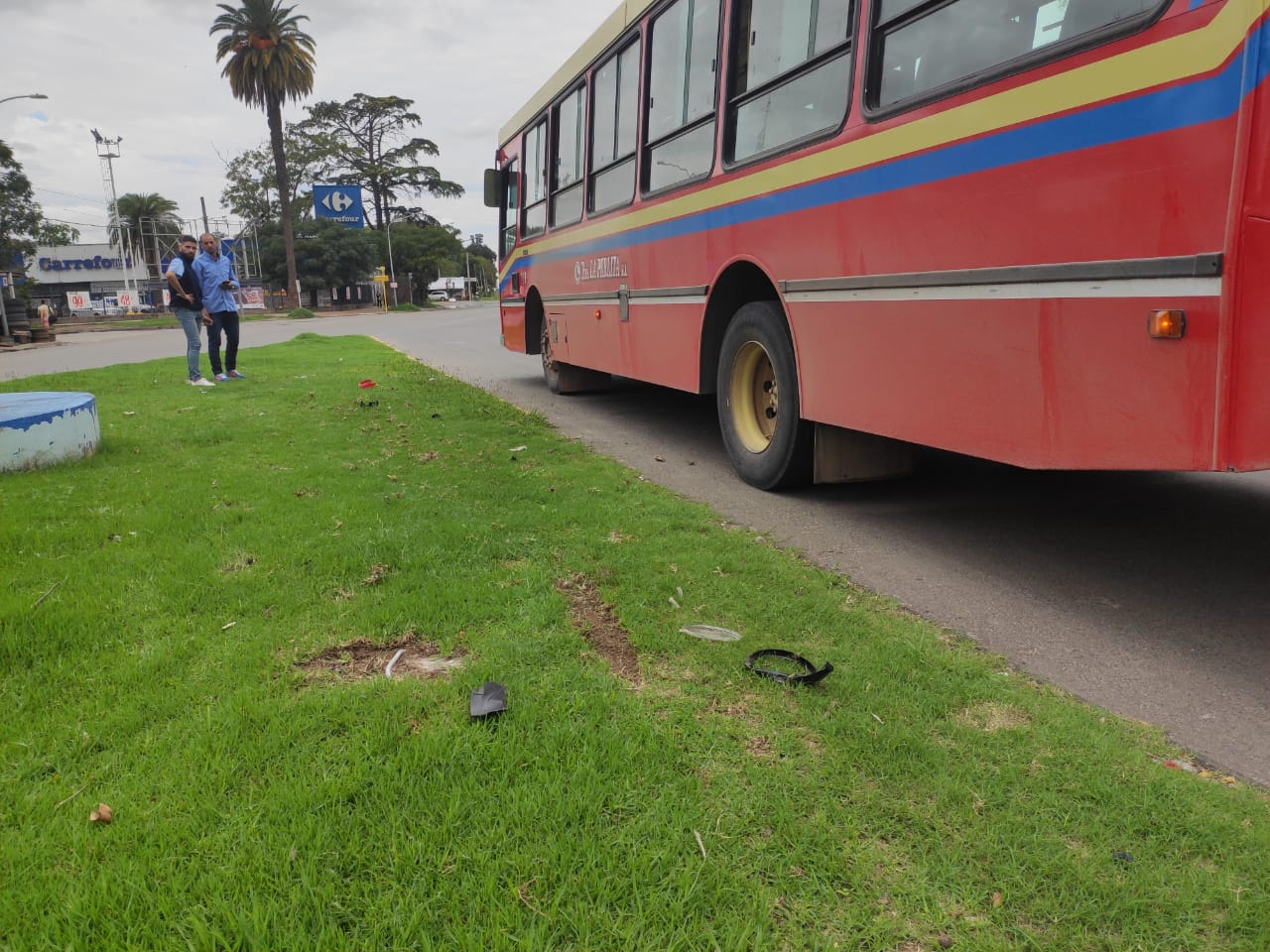 Colectivo y moto chocaron a la altura de la parada "Los Abuelitos"