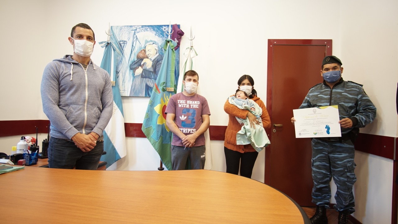 Recibieron un reconocimiento tres oficiales que le salvaron la vida a un bebé