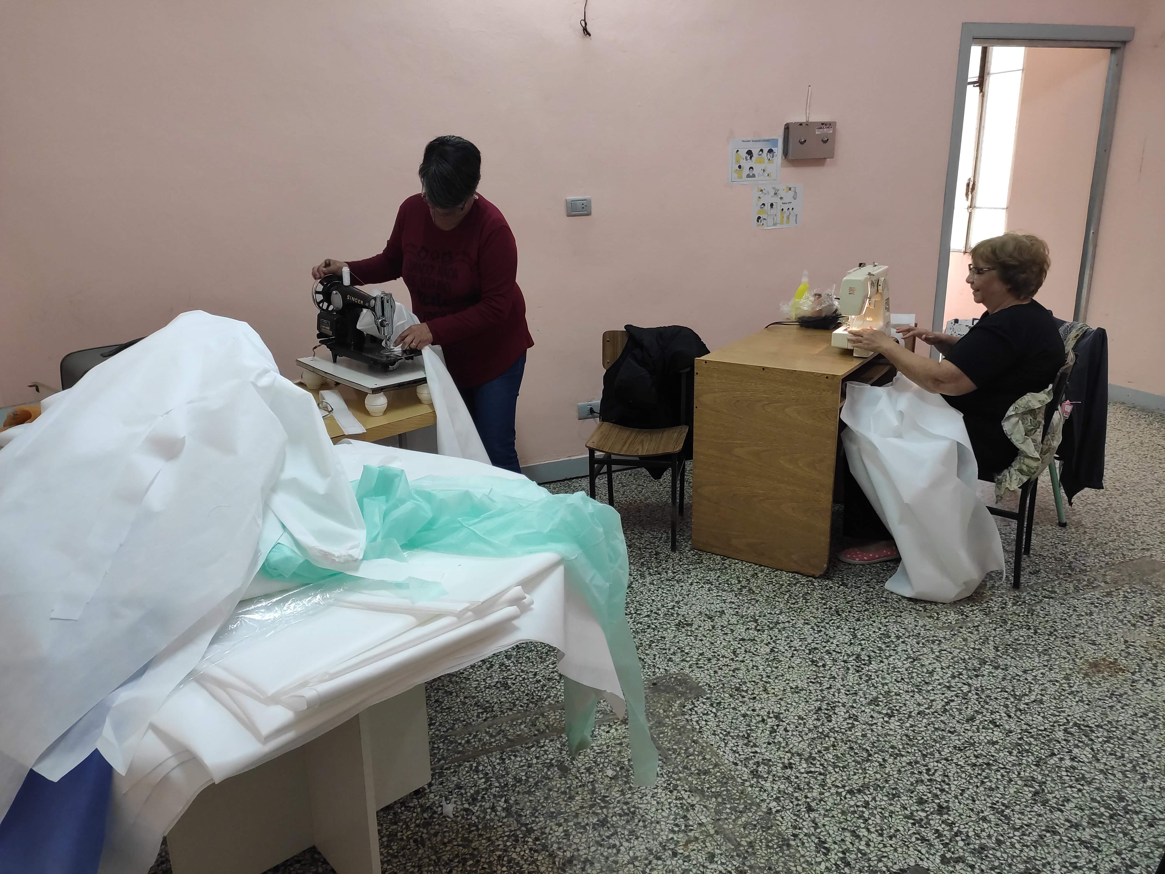 El arduo trabajo de confección de camisolines y barbijos en el Hospital Vicente López