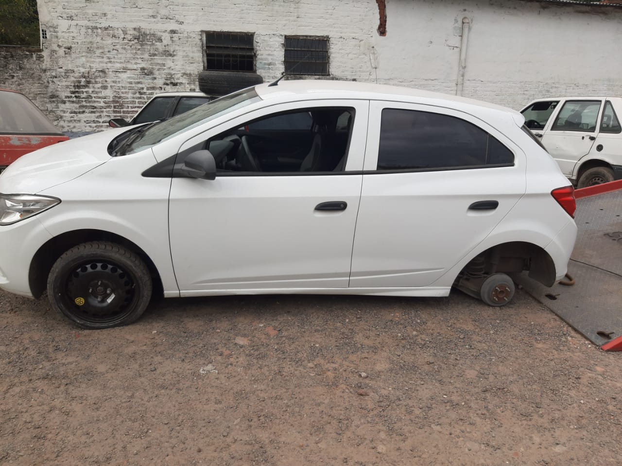 Le robaron el auto de la puerta de su casa y lo hallaron horas después sin sus cuatro ruedas