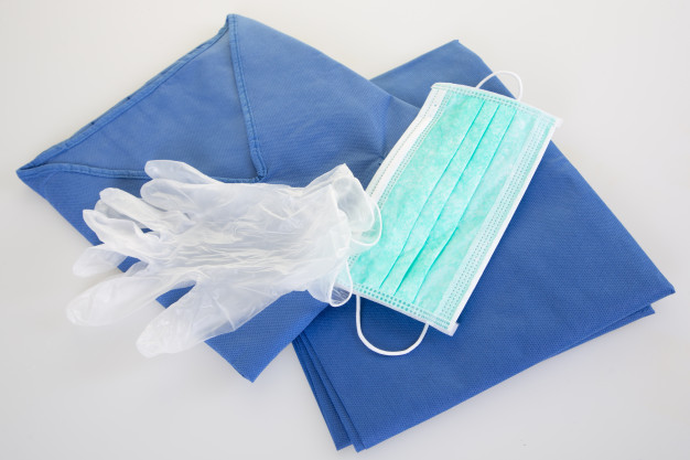 guantes-coronavirus-mascara-equipo-proteccion-equipos-medicos-pantalones-top-enfermera-medico-corona-virus-covid-19-concepto-gripe_100800-5061