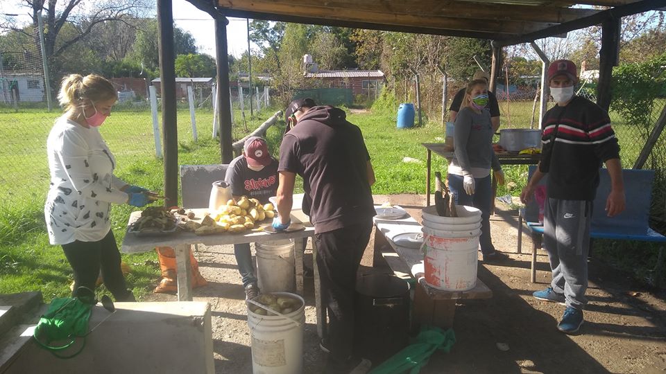 Una escuelita de fútbol del barrio La Posta organizó una olla popular para ayudar a familias necesitadas