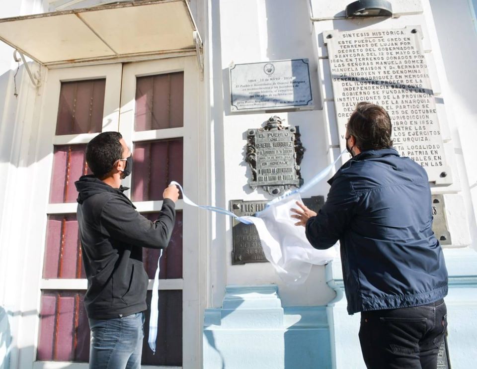 En el 156° aniversario del pueblo, se repusieron las placas conmemorativas en el Edificio Municipal