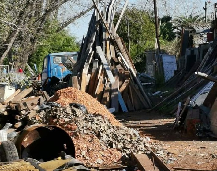 Infraccionaron a un comercio de chatarra que obstruía una calle en Pico Rojo
