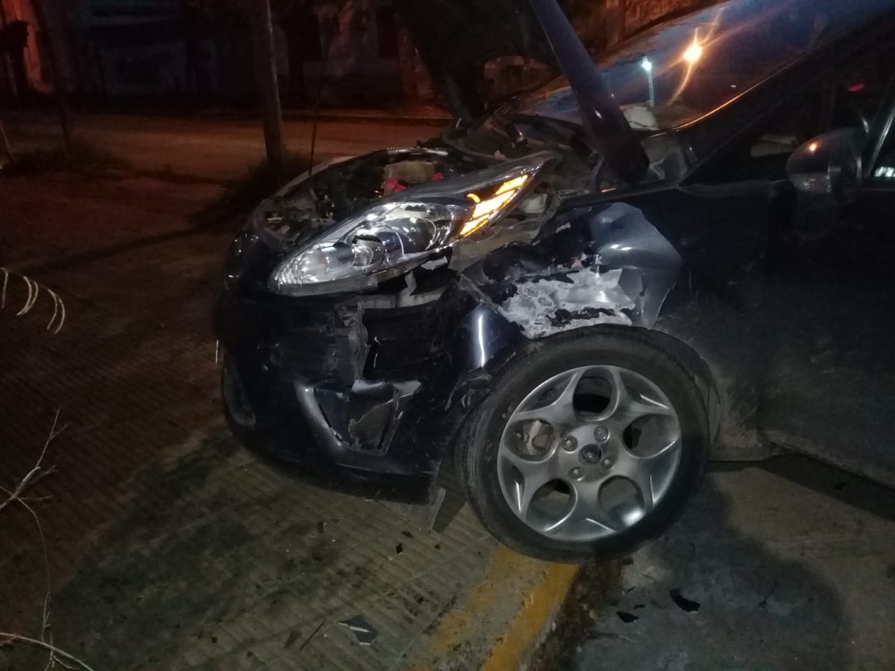 Dos autos chocaron en una esquina céntrica