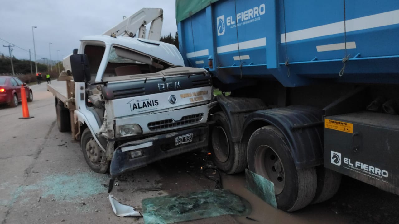 Un camión se incrustró contra otro sobre la Ruta 24