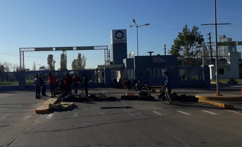 Se reavivó el conflicto gremial en Loma Blanca y trabajadores se manifiestan frente al Polo Industrial