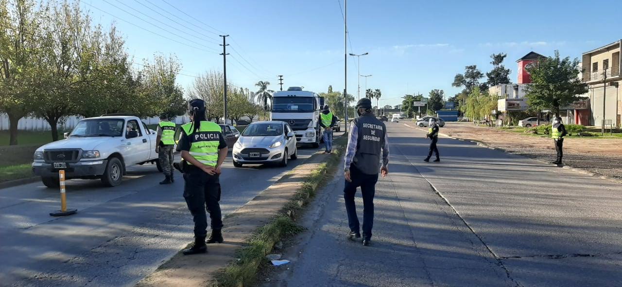 Violaron la cuarentena, los pararon en un control y les encontraron una pistola 9 milímetros