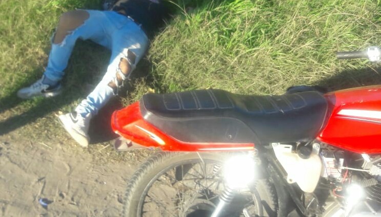 Moto chocó a otra y escapó dejando a un herido en el suelo