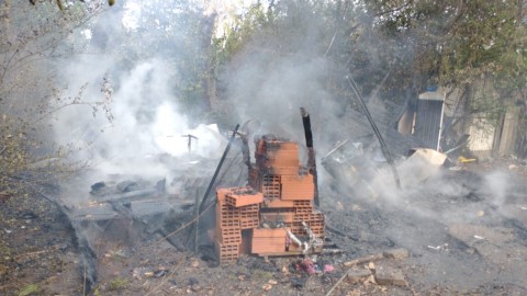 Una familia perdió todo al incendiarse su casa en Villa Vengochea