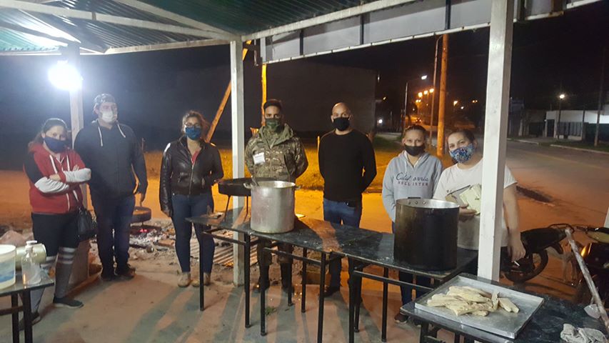 Una pizzería local inauguró una olla popular que se suma a otras que aparecen en los barrios