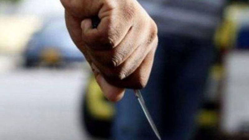 Con un cuchillo, le robó el auto en el centro y a plena luz del día