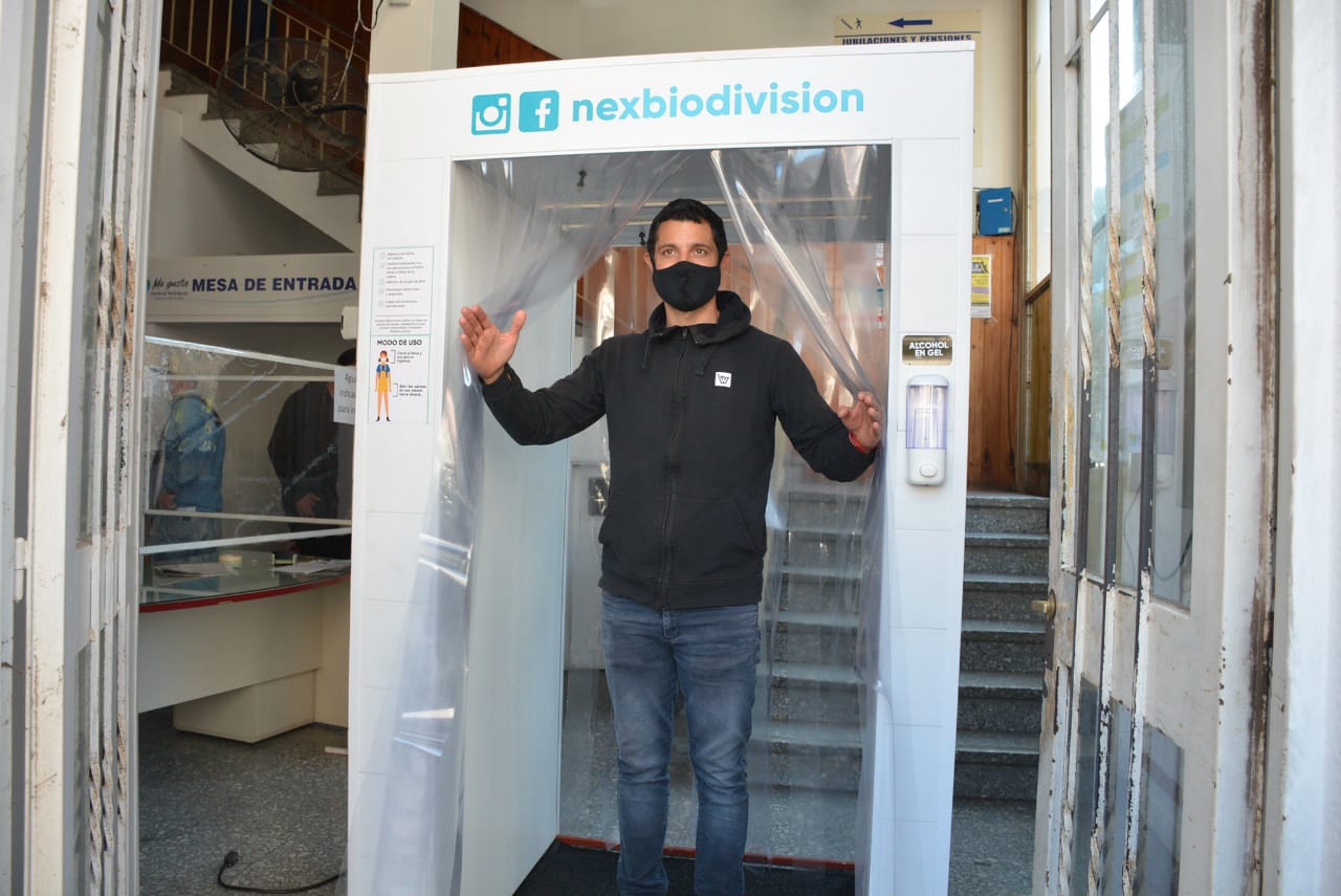 Se recibió la donación de cabinas sanitizantes y se colocaron en el Municipio y el HCD