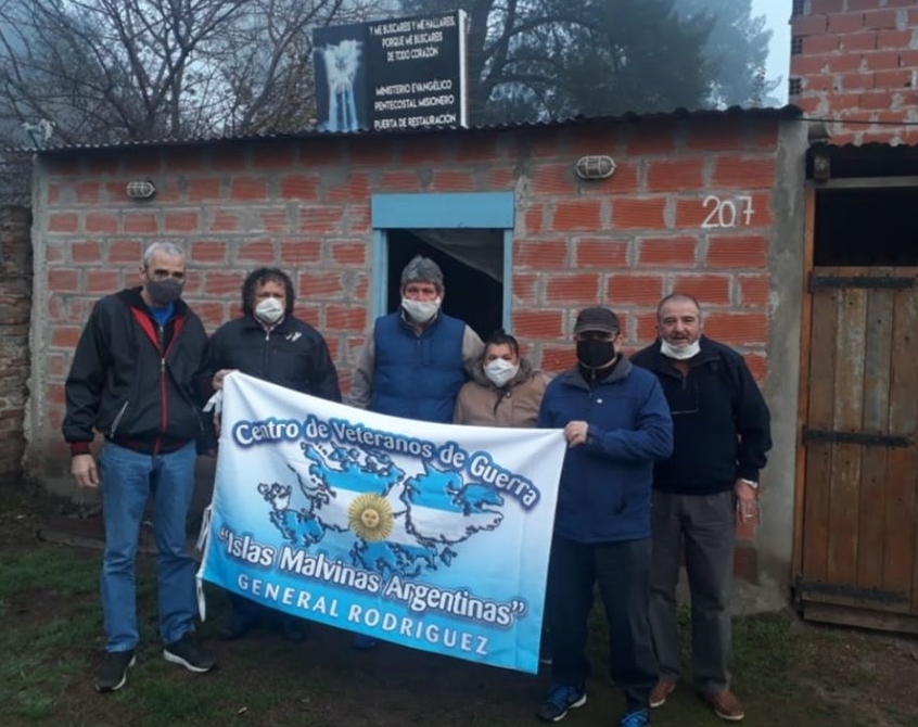 Veteranos de guerra recorren la ciudad y reparten alimentos a comedores y centros comunitarios