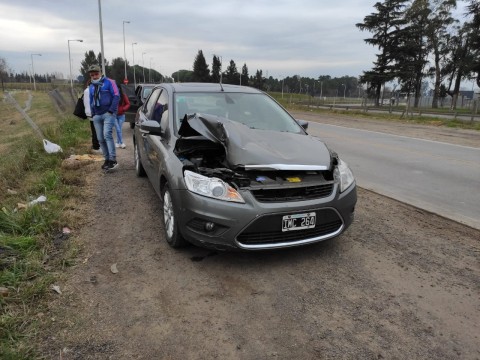 Un auto y un camión protagonizaron un accidente en la Autopista