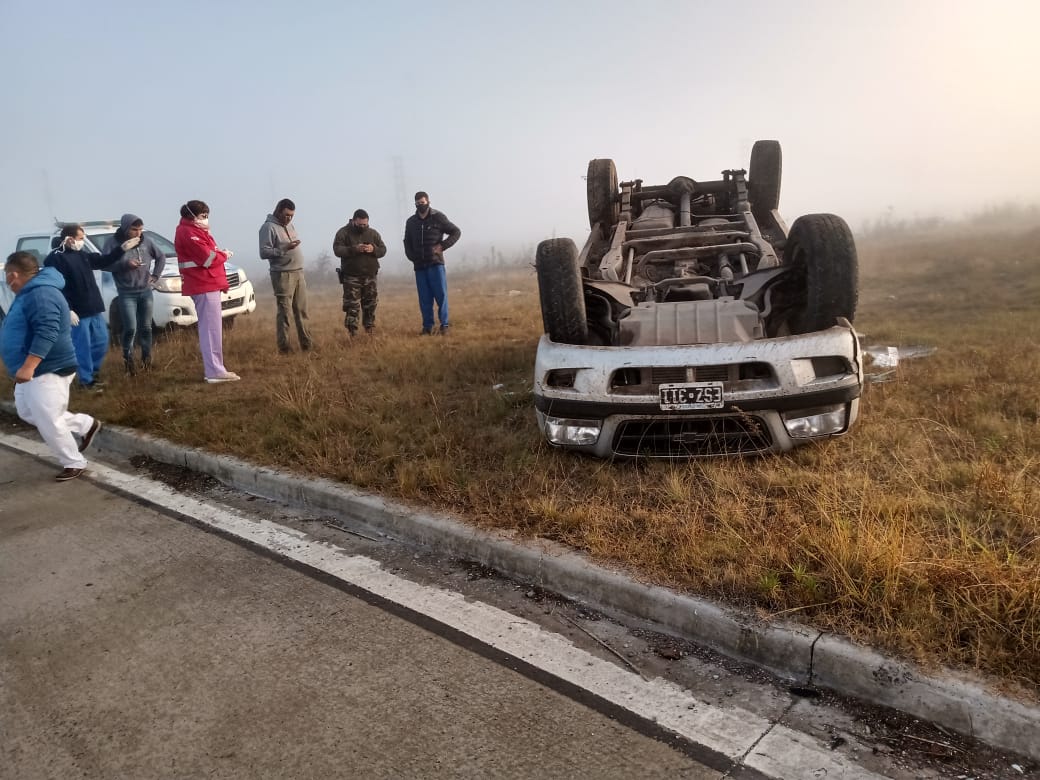 Una camioneta volcó en un nuevo accidente en la rotonda de la Ruta 6