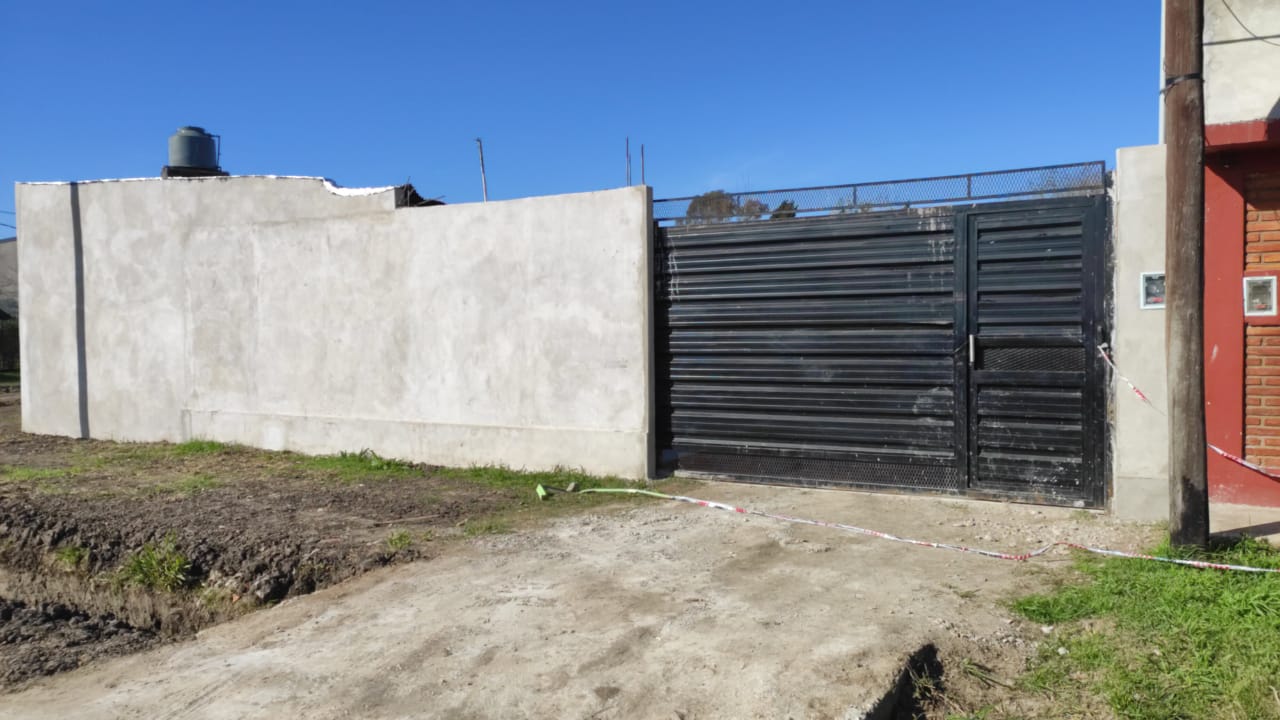 Asesinaron a una mujer y quisieron abusar a su hija adolescente en barrio Los Troncos