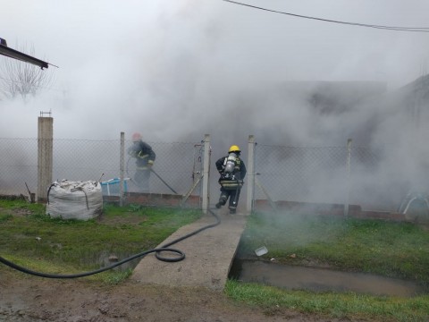 Incendiaron una casa en Agua de Oro y sigue la tensión tras el crimen del domingo