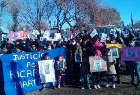 Familiares del joven asesinado en Agua de Oro marcharon por el barrio para pedir justicia