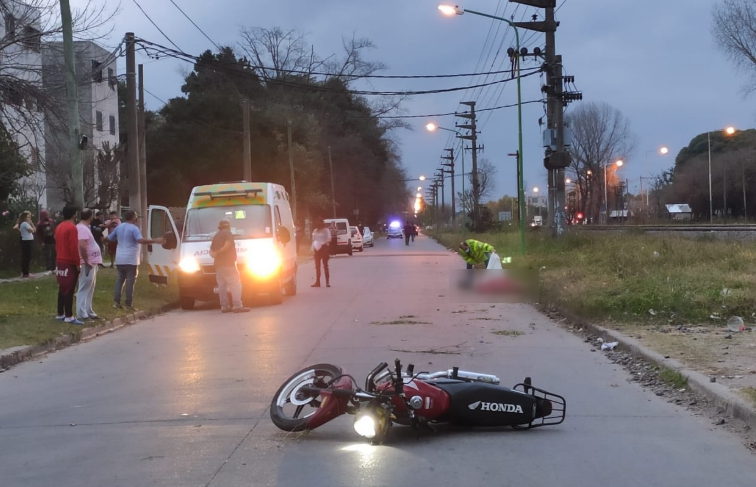 Un joven motociclista falleció en un trágico accidente frente al Fonavi