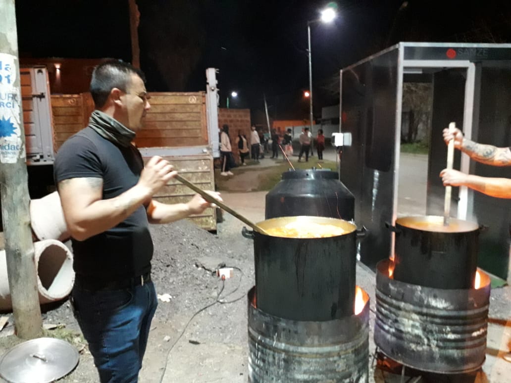 Una olla popular inauguró una cabina sanitizante