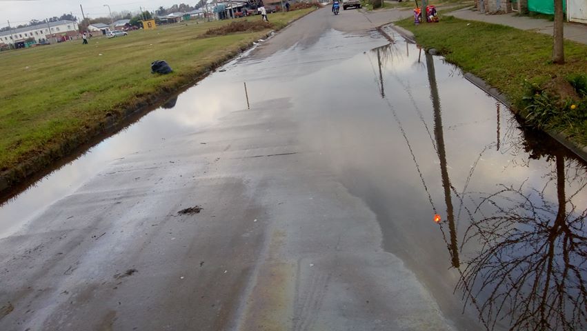 Vecinos rodriguenses reclaman hace meses por pérdidas de agua en las calles