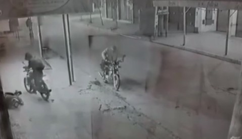 Video: lo asaltaron motochorros, no opuso resistencia pero igual lo golpearon
