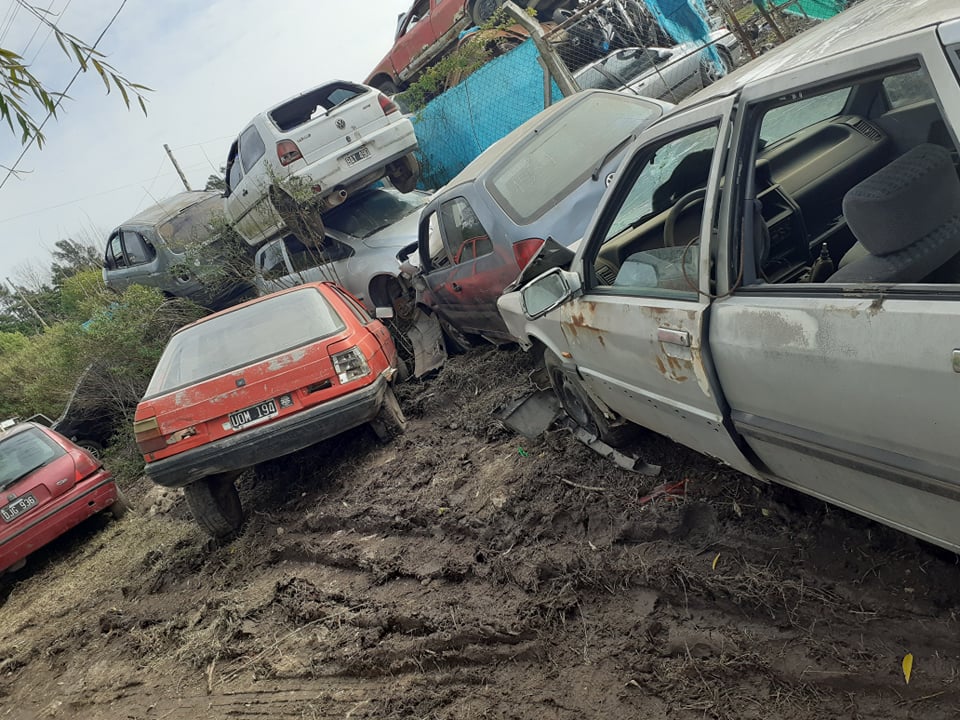 Vecinos de Ruta 24 reclaman por la acumulación de chatarra detrás de una "salita"