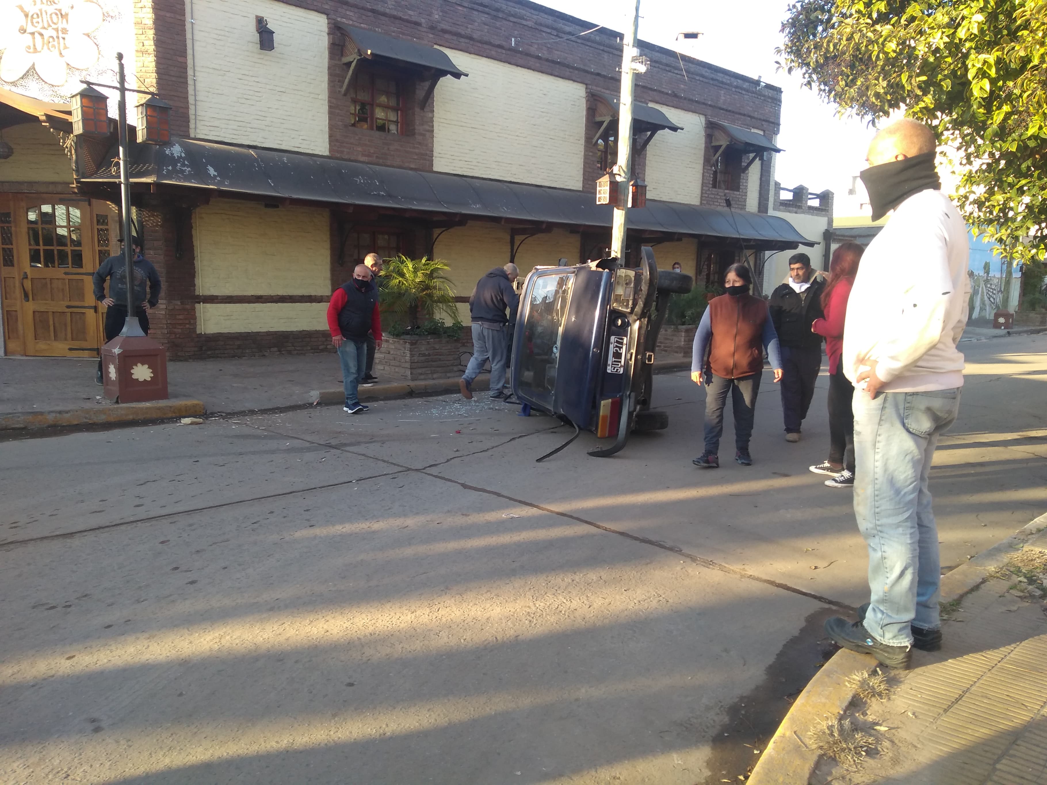 Choque y vuelco en esquina céntrica