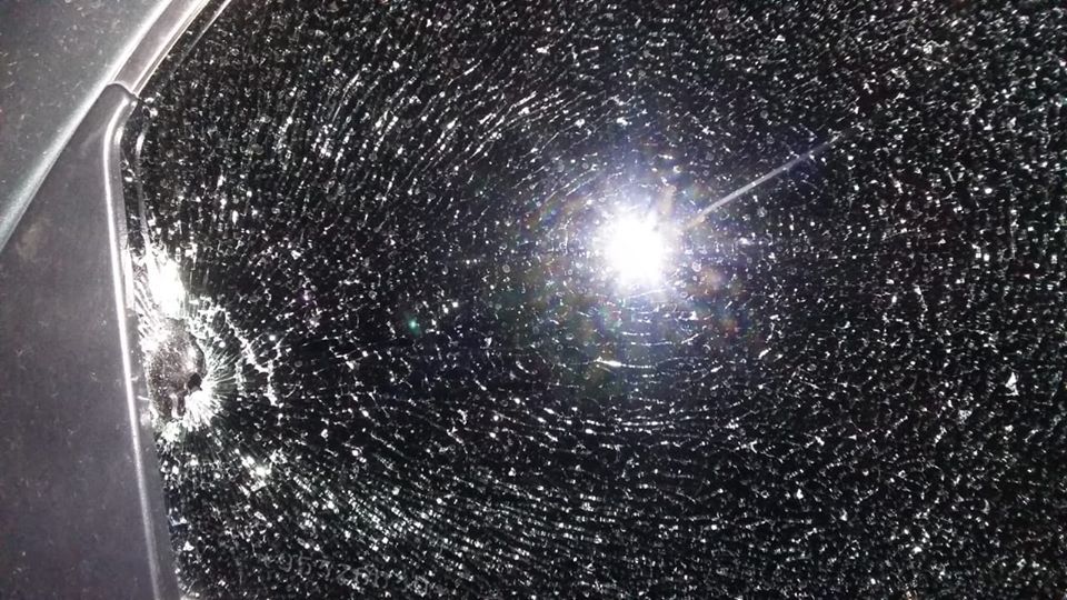 Apedrearon un auto en movimiento en Los Viveros