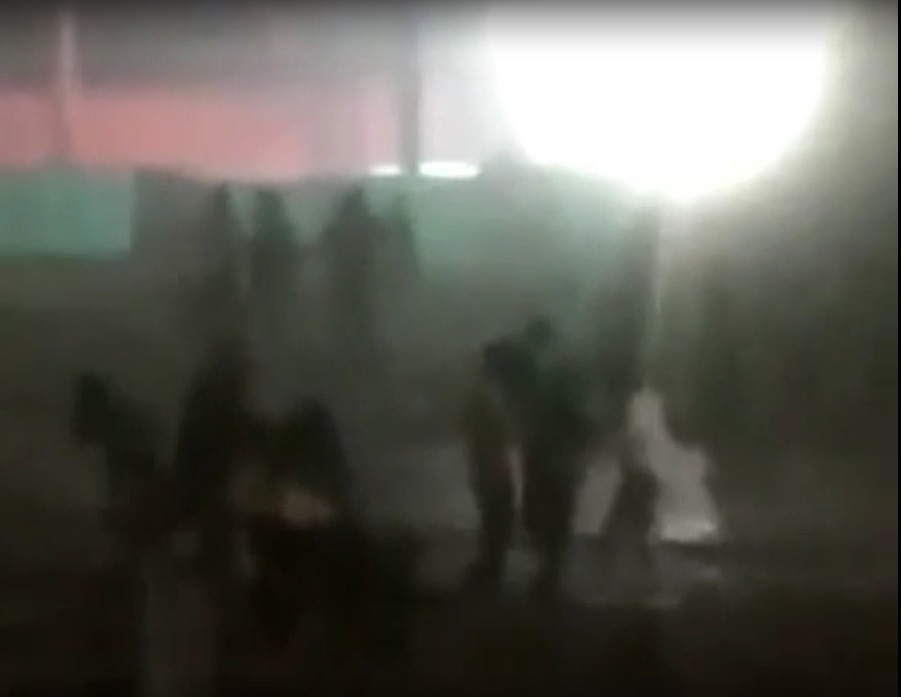 Video: madrugada y una batalla campal en plena calle