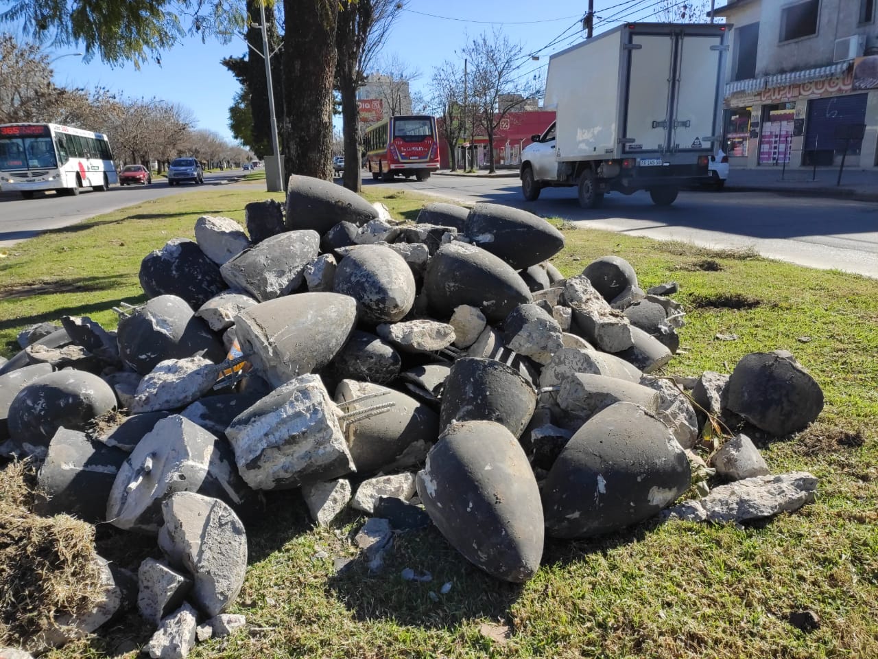 Quitaron los bolardos de hormigón de Avenida Bernardo de Irigoyen