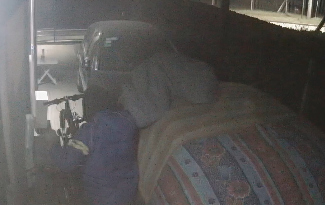 Ingresaron al garage de un domicilio en plena madrugada y sustrajeron dos bicicletas y pares de zapatillas