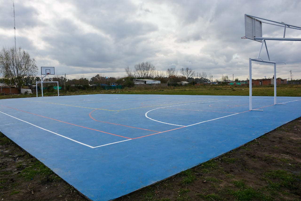 Se inauguró un playón deportivo en una escuela del barrio Vista Linda