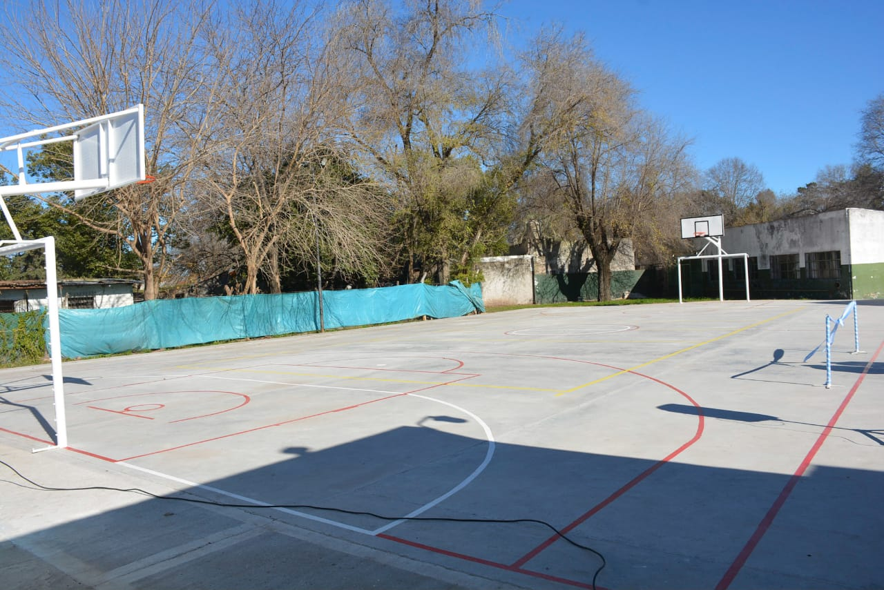 Se inauguró un nuevo playón deportivo en una escuela del barrio Parque Rivadavia