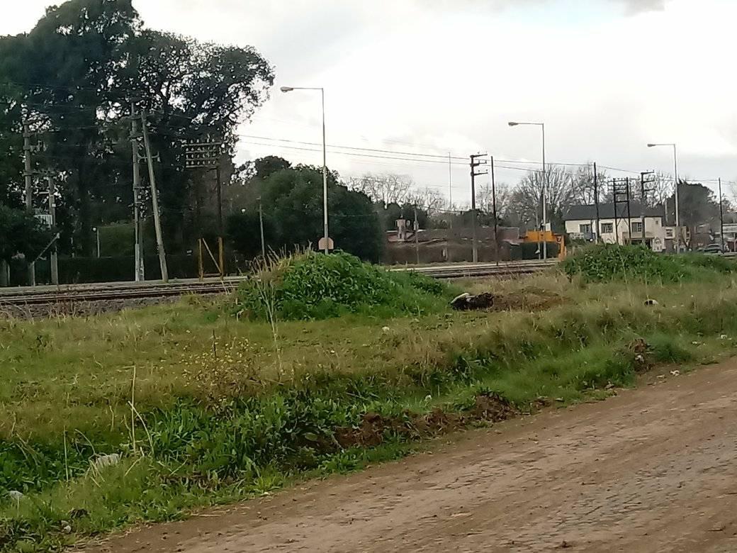 Lo obligaron a desvestirse para robarle y le propinaron un corte en la cintura