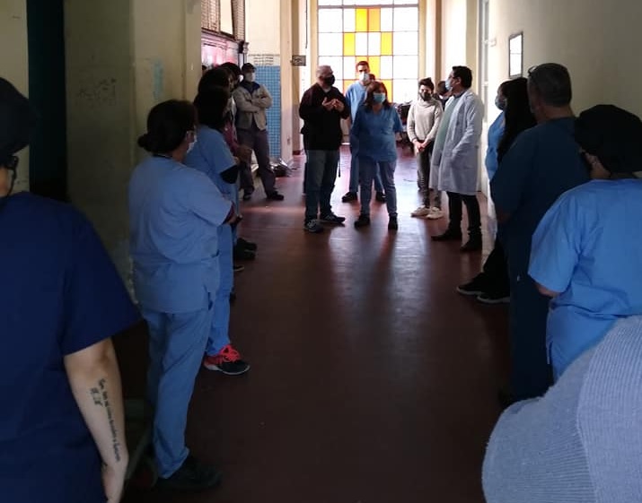 Denuncian que descontaron un bono a empleados del hospital que debieron aislarse por el Covid-19