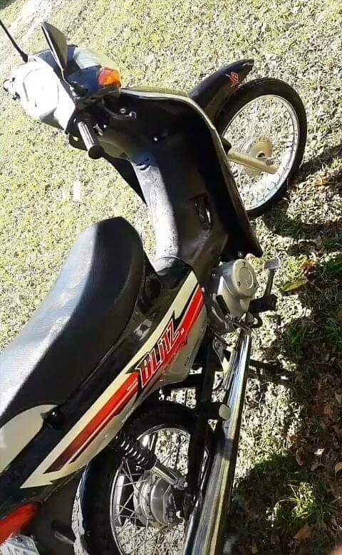 Motochorros abordaron y le robaron la moto a una pareja en Agua de Oro