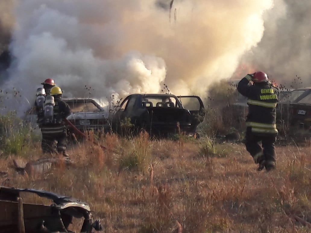 Incendio de varios autos en el depósito cercano al Corralón Municipal