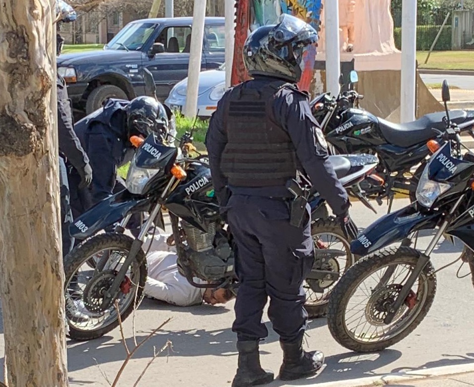 Intentó robar una camioneta en el centro y a plena luz del día: lo detuvieron