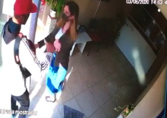 Video: abrió centímetros la puerta de su local y la empujó para entrar a robarle
