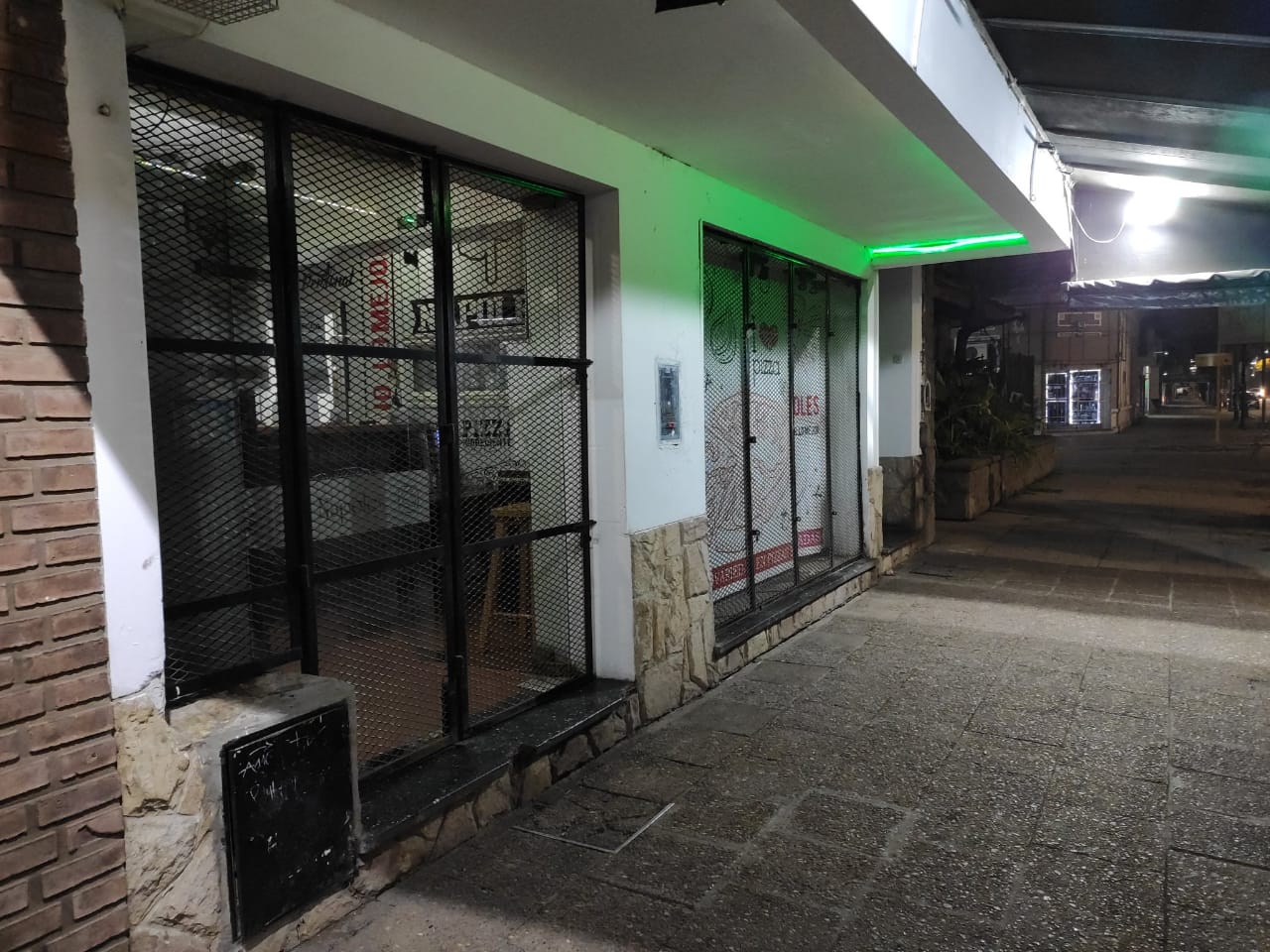 Delincuentes armados robaron una pizzería céntrica