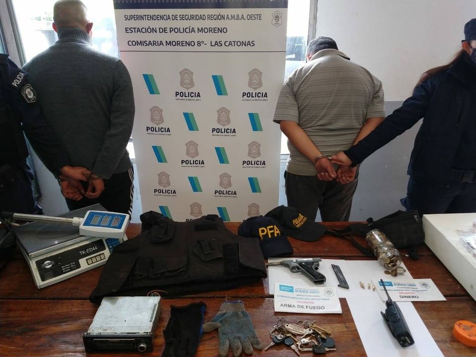 Robaron un almacén, en su fuga se tirotearon con la Policía y los detuvieron