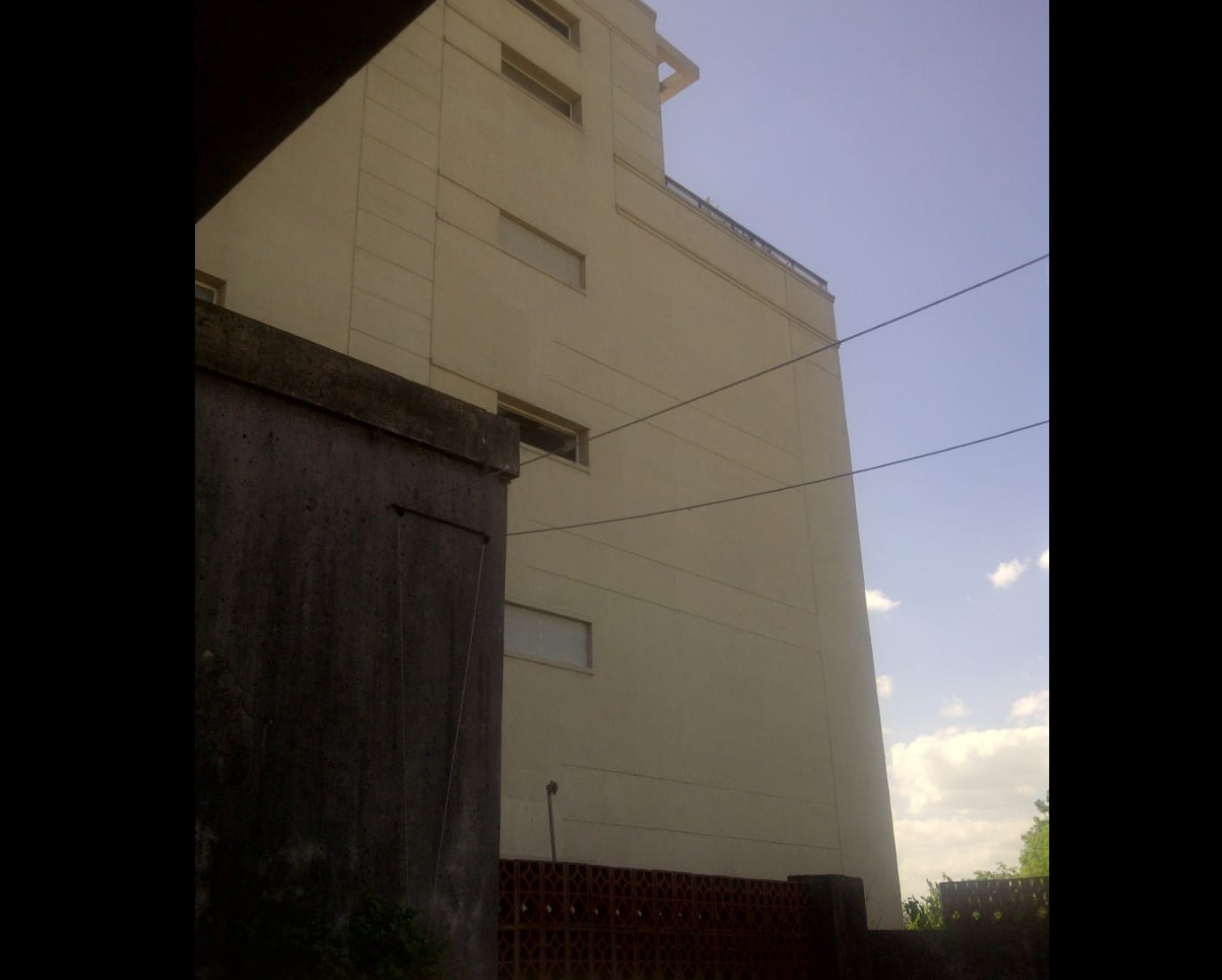 VECINA DENUNCIA EDIFICIO LINDERO CASA 1