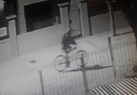 Saltó las rejas de un domicilio y se llevó una bicicleta