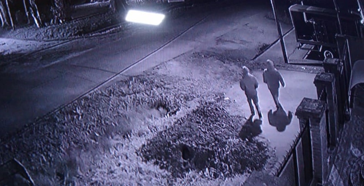 Entraron a robar en la casa de su mamá, encontró a los ladrones en la calle y redujo a uno